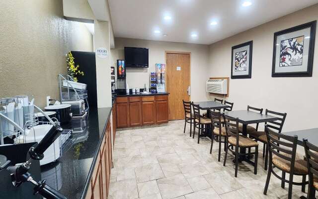 Super 8 by Wyndham Newton