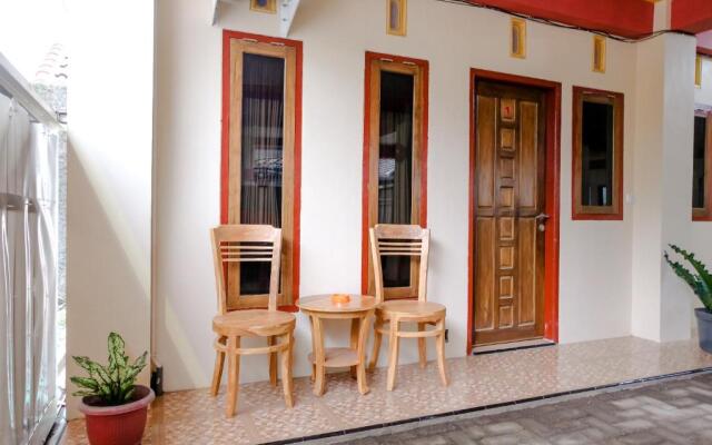 OYO 2986 D and a Guesthouse Syariah And Rent Car