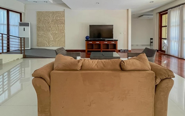 Merbau Luxurious Villa Senggigi by The Lavana – Guest Rooms – Senggigi
