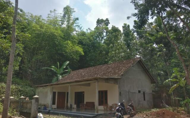 Andesta Homestay by ZUZU