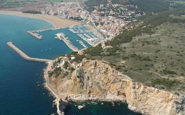 Casa Con Terraza Cerca De Las Islas Medas