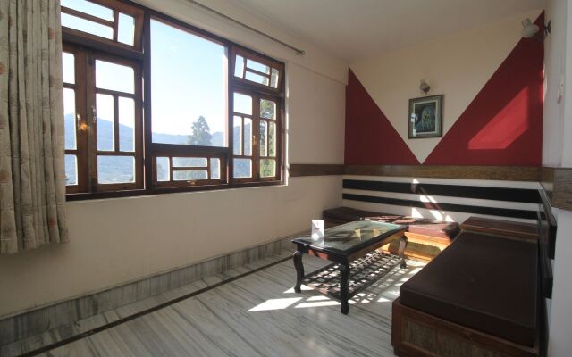 OYO 141 Vanjula Residency