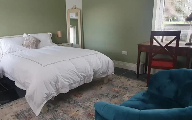Apartment-sleeps2-parking-garden-patio