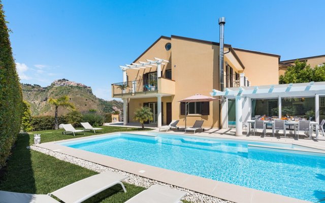 Beautiful Villa With Swimming Pool in a Panoramic Position - By Beahost Rentals