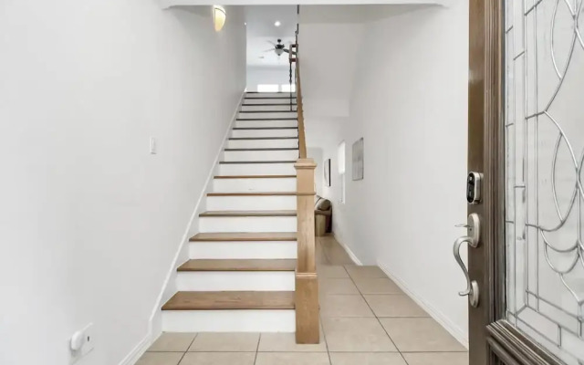 Lux Galleria Home-5BR Roof Deck