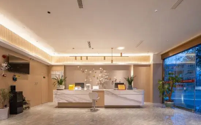 Huayu Light Luxury Hotel