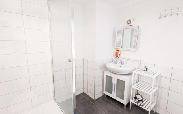 Flussblickwohnung mit Terrasse, Pool, Garten&Sauna - Zi2