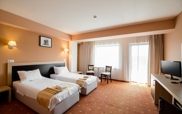 Hotel Oxford Inn & Suites