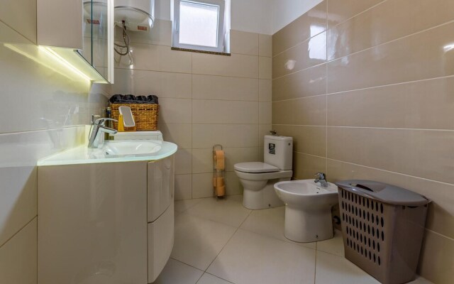 Beautiful Apartment in Liznjan With Wifi and 1 Bedrooms