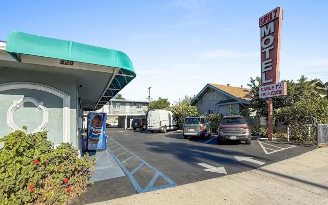Super 7 Motel
