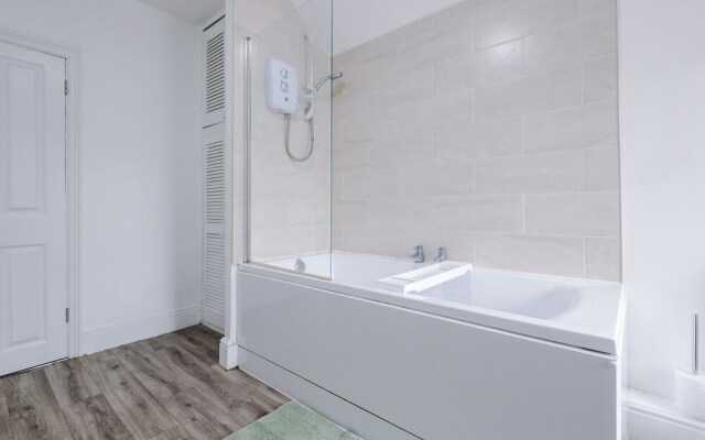 Convenient 2 Bedroom Home With Parking