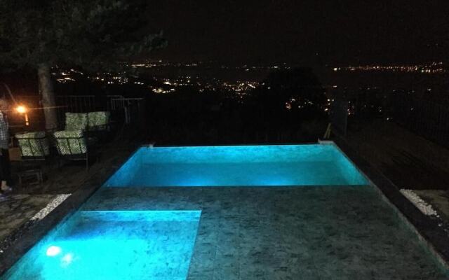 Sapanca mavi yeşil köy evi