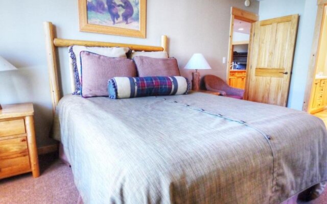 Comfortable Condo, Outstanding Location - TX414 by RedAwning