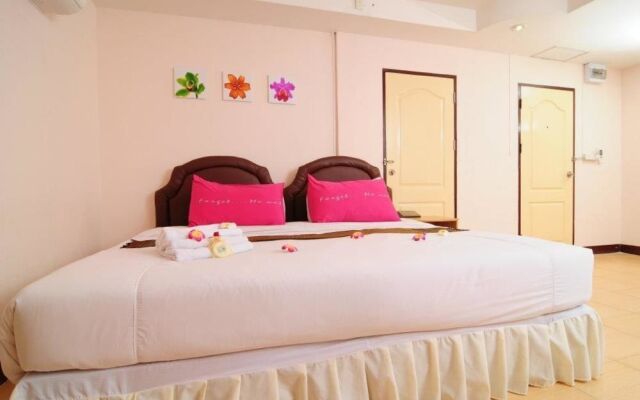 Bed by Tha-Pra Hotel and Apartment