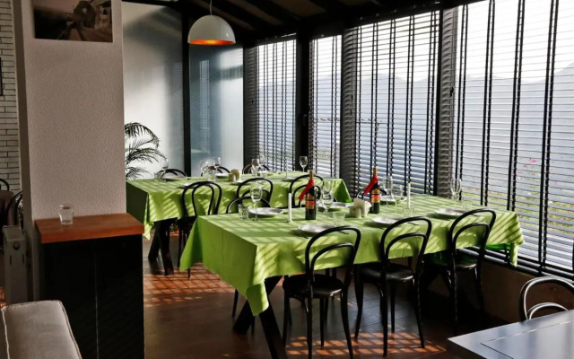 Club-2100 Hotel