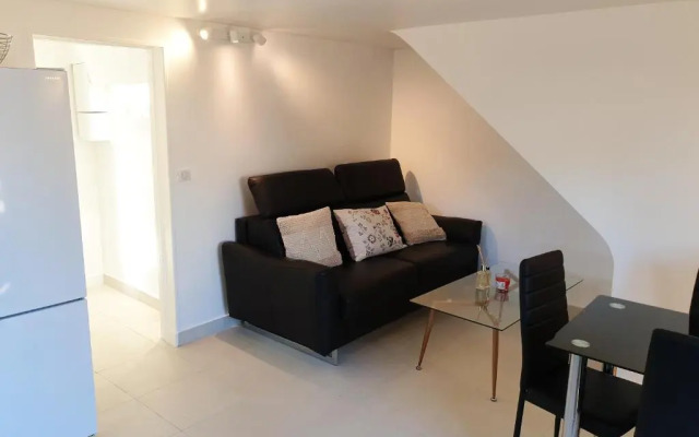 Maison d'une chambre avec terrasse et wifi a Argenteuil