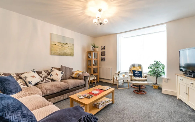 2br-sleeps5-privategarden-freeparking-pets