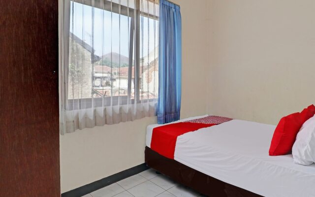 OYO Life 92685 Kost Arimbi