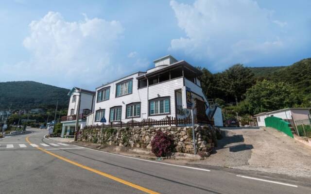 Geojedo Nulpureun Pension