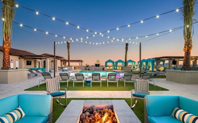 Rooftop Pool with Views-King Beds-Parking 1123