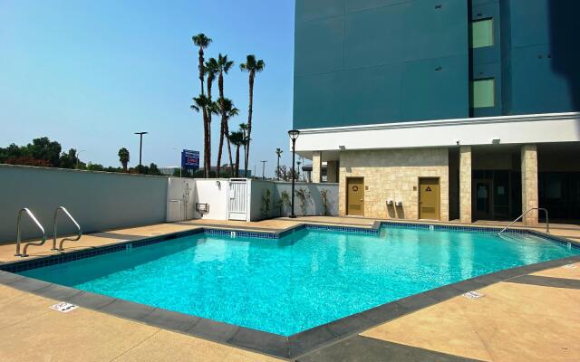 Staybridge Suites Long Beach Airport, an IHG Hotel