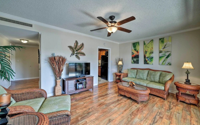Downtown Air Conditioned Condo: Walk to Beaches