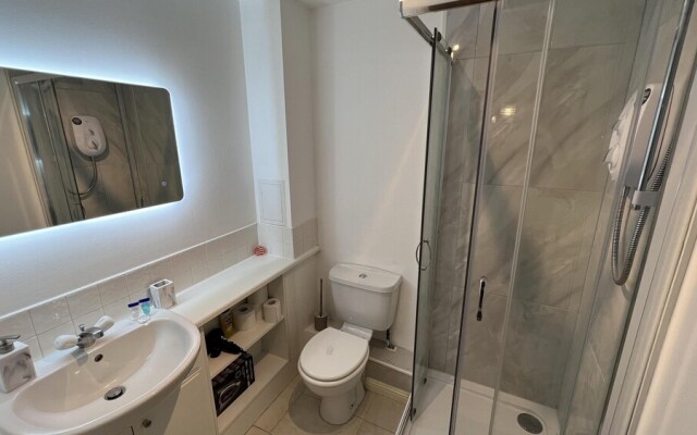 Spacious Modern 2BR Apartment Near City Center