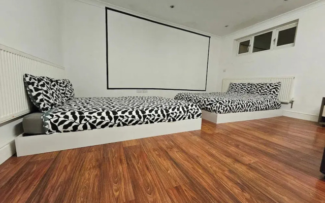 Annexe Pool Table, air Hockey, Table Tennis, Movie