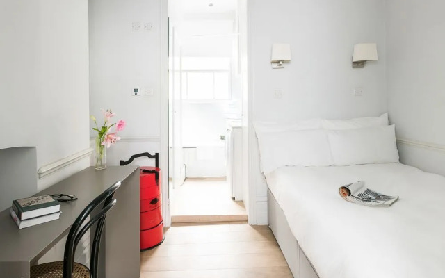 Sophisticated 1BR Flat in Victoria