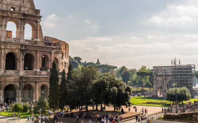 Martina al Colosseo