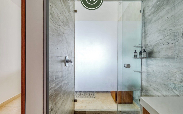 Luxury Oceanfront 3 BR Condo - Pools