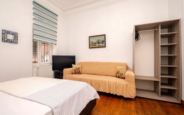 Lovely and Central Flat With Balcony in Cihangir