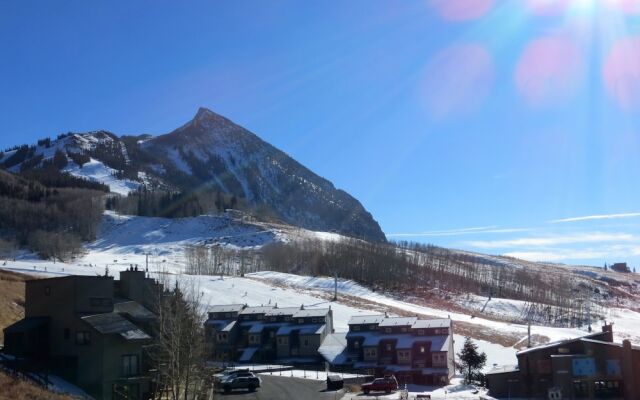 Crested Mountain North by CB Lodging
