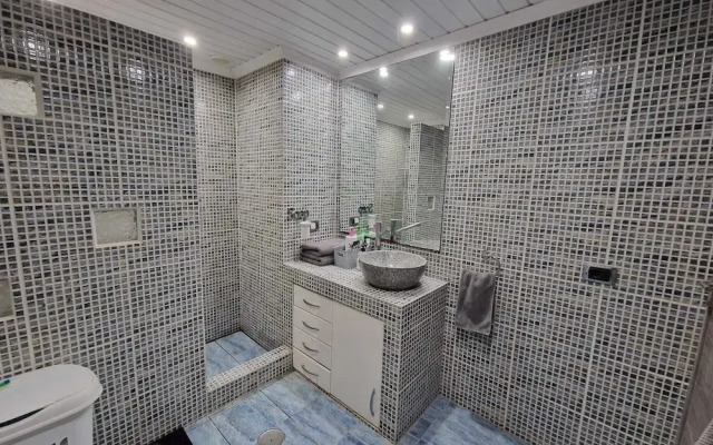 2 bed Apartment That Steps out on to the Pool