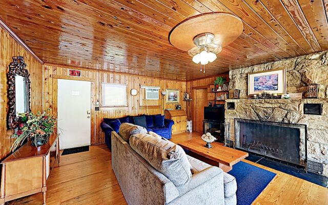 Lakefront : Deck W/ Blue Ridge Mountain View 2 Bedroom Home