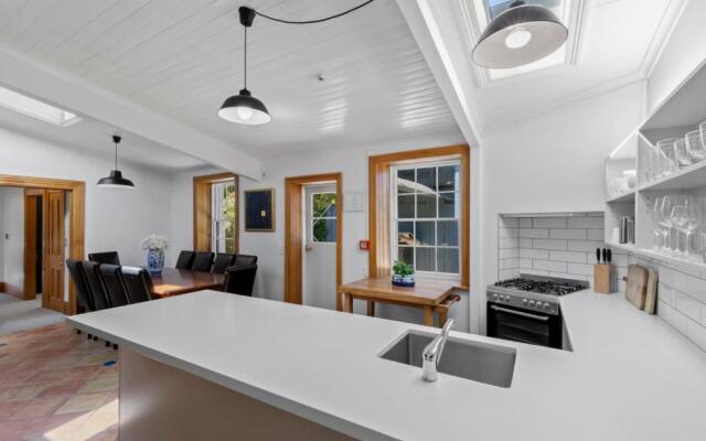 Historic Stonehouse & Alley Cottage - Sleeps 14 with spa pool – Lobby – Queenstown