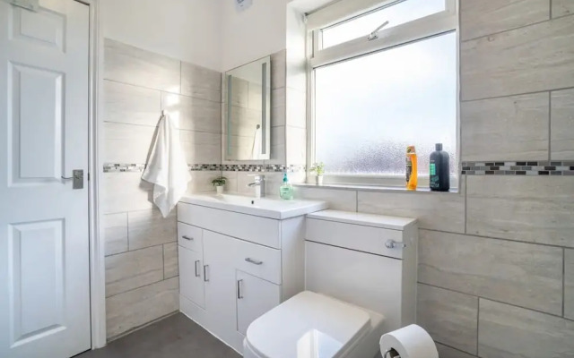 Stylish 3 Bed House-free Parking