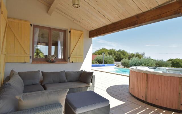 Lush villa in Vélieux with private heated swimming pool