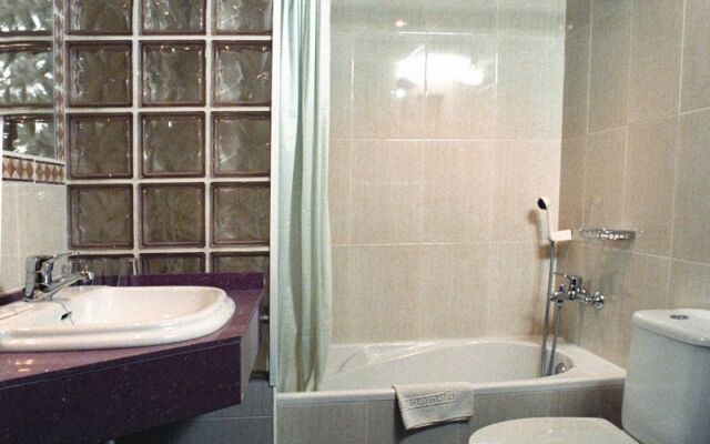 Vintage Hotel Mercedes
