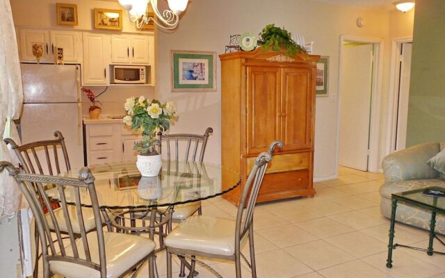 Idyllic Condo With Brief Walk to Beach and Restaurants