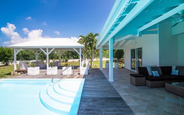 Exclusive Terres Basses Location, Full AC, Salt Water Pool, Wifi, Short Drive to the Beach!