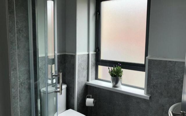 City Centre Townhouse-3 Bedrooms & Parking - Excellent Location