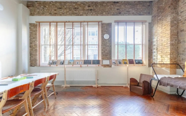Tastefully Curated Mezzanine Studio Flat Hackney!