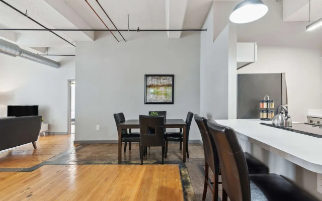 Spacious 2BR Downtown Retreat