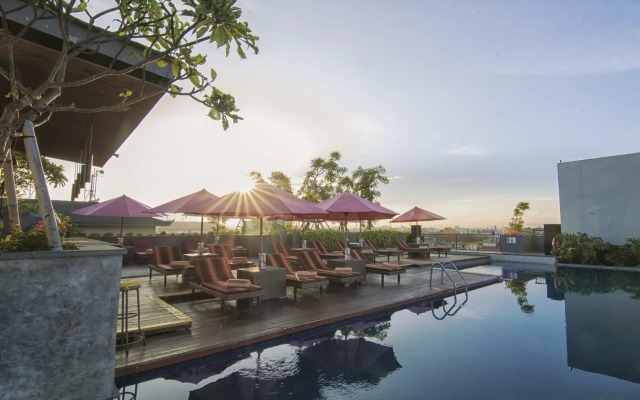 Отель Sevn Legian