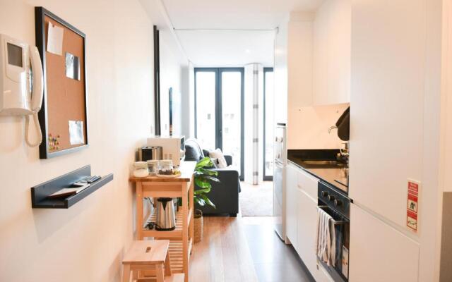 Comfortable&Central w/balcony-9 min walk Trindade