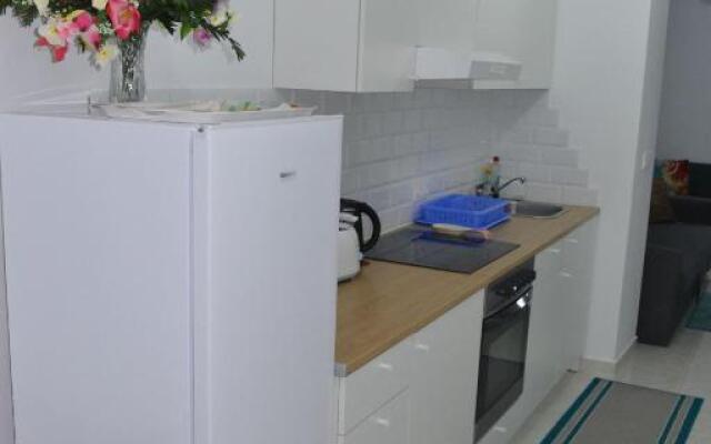 Stunning 2 Bedroom Apartment Fully Refurbished With Air-conditioning