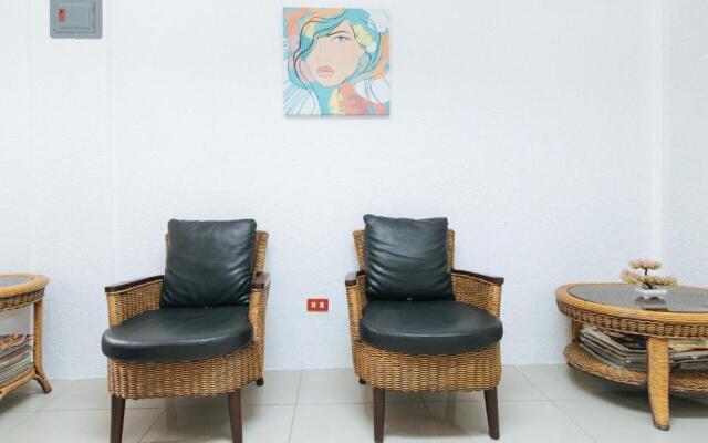 RedDoorz near Tambo Quirino Avenue - Vaccinated Staff