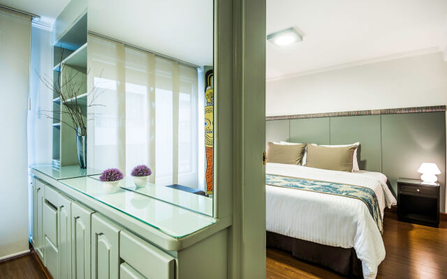 Lloyds Apartsuites Parque 93