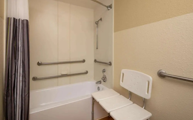 La Quinta Inn & Suites by Wyndham Atlanta Ballpark/Galleria